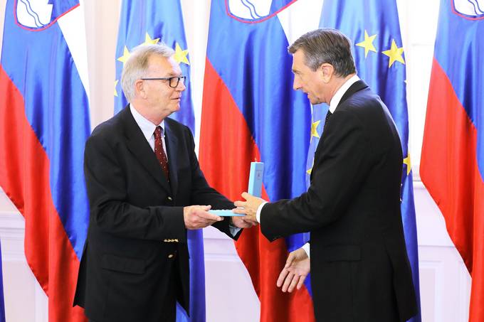 Predsednik Pahor vročil državno odlikovanje red za zasluge Alenki Bartl, ki ga je v njenem imenu prevzel sin dr. Gregor Serša